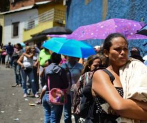 Beatriz Medina, una secretaria treintañera, lo atestigua mientras hace una larga cola para comprar lo que haya en un supermercado del este de Caracas. No hay opción de escoger.