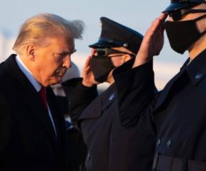 Personal militar saluda mientras el presidente de los Estados Unidos, Donald Trump, camina para abordar el Air Force One antes de la salida de la Base conjunta Andrews en Maryland, el 23 de diciembre de 2020, mientras viajan a Mar-a-lago para Navidad y año nuevo. / AFP.