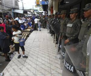 La entrada de Plaza La Norteña, en la quinta avenida, tuvo que militarizarse ante la presencia de los vendedores ambulantes, quienes protestaban para exigir la ocupación temporal de las calles para vender.