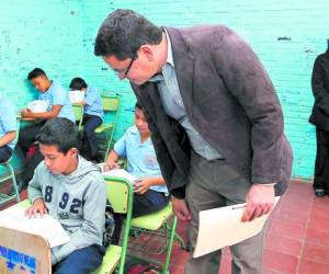 El ministro de Educación, Marlon Escoto, supervisó las evaluaciones en el Instituto Jesús Milla Selva.