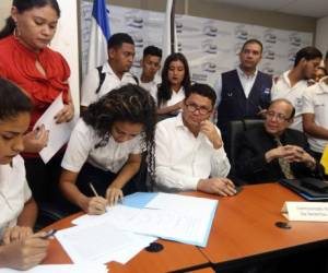 Alumnos, padres y autoridades firmaron el acuerdo la madrugada de ayer en la sede del Conadeh.