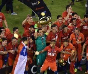 Los jugadores de La Roja levantaron la copa y celebraron el momento en el que se coronaron bicampeones de este torneo continental, foto: AP.