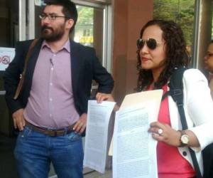 Los abogados de los estudiantes universitarios llegaron al MP para interponer la acusación contra funcionarios, entre ellos agentes de la ATIC, fotos: Emilio Flores.