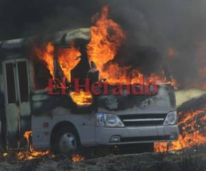 Un incendio de grandes proporciones redujo a cenizas los vehículos decomisados que permanecían estacionados en los predios de la Dirección Policial de Investigaciones (DPI). El fuego inició en una zacatera y se extendió por todo el terreno. Fotos Alex Pérez/ EL HERALDO