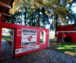 Muchos niños de las pensiones de fútbol provienen de localidades lejanas y empobrecidas, viven lejos de sus padres bajo el cuidado de los clubes, y sueñan con una oportunidad de triunfar en el ultra-competitivo fútbol profesional. (Foto: AP)