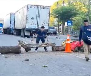 Vendedores volvieron a obstaculizar la carretera salida a Guasaule, impidiéndole el tránsito a decenas de vehículos de carga pesada.