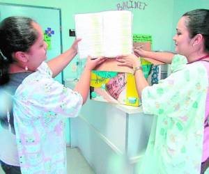 La doctora Lidia Martínez recibió la leche y pañales que personas de buen corazón enviaron a los gemelos.
