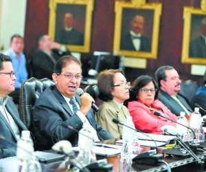 Los ministros Marlon Escoto y Ramón Hernández Alcerro recibieron el estudio TERCE para Honduras de parte de la Unesco. (Foto: cortesía Casa Presidencial)