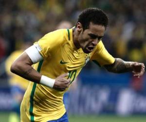 Neymar celebra una de las anotaciones ante Paraguay en Sao Paulo. / AFP PHOTO / Miguel SCHINCARIOL