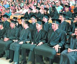 Las últimas graduaciones del año se celebraron ayer en la CU.