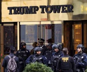 Policía evacúa vestíbulo de Trump Tower en lo que se investiga reporte de un paquete sospechoso. Foto: AFP