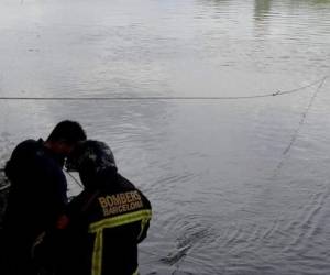 En el accidente también murió una mujer que fue identificada como abuela del menor. (Foto: Bomberos de Honduras)