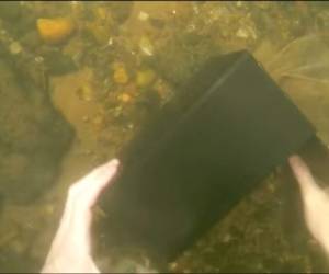 La caja negra estaba en la profundidad del río de Columbus, donde realizaba uno de sus videos el hombre.