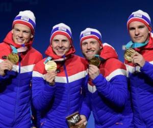 Los medallistas de oro de Noruega Didrik Toenseth, Martin Johnsrud Sundby, Simen Hegstad Krueger y Johannes Hoesflot Klaebo posan en el podio durante la ceremonia de medalla para el relevo de 4x10 km masculino en la Plaza de Medallas de Pyeongchang durante los Juegos Olímpicos de Invierno Pyeongchang 2018 en Pyeongchang el 18 de febrero. 2018. / AFP PHOTO / JAVIER SORIANO