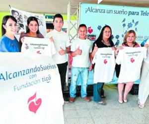Representantes de Teletón y miembros de Fundación Tigo mostraron las camisetas que usarán los voluntarios.