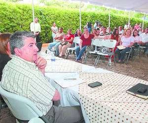 Las autoridades municipales expusieron ante los vecinos las medidas de mitigación a tomar para evitar movimientos de ladera durante la intervención.