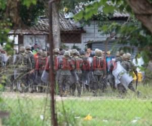 Alrededor de las 11:00 de la mañana agentes policiales y militares recapturaron a cinco de los recién fugados. Fotos: EL HERALDO