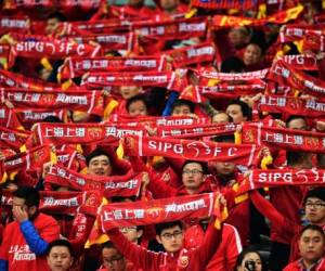 Los seguidores de Shanghai SIPG animan durante el partido de fútbol de la Liga de Campeones Asiáticos de la AFC entre el Shanghai SIPG de China y el Western Sydney Wanderers de Australia en Shanghai (Foto: AFP / Deportes EL HERALDO)