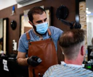 La reapertura de peluquerías, pabellones deportivos, reuniones religiosas no llegará antes de algunos 'meses', advirtió el gobernador Newsom. Foto: AFP