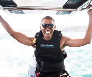 Varias fotos publicadas en el blog de Richard Branson muestran a Barack Obama sonriente, en un fueraborda o practicando kitesurf, foto: AFP/Virgin.com