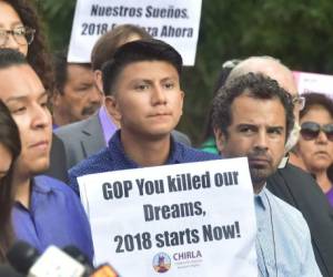 Jóvenes migrantes protestaron este martes al conocer la decisión de Donald Trump que los deja a la deriva. (Foto: AFP/ El Heraldo Honduras, Noticias de Honduras)