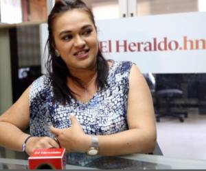 La periodista de HCH llegó a EL HERALDO y pidió ayuda para que el Gobierno ayude a la madre del comentarista deportivo Orlando Ponce Morazán.
