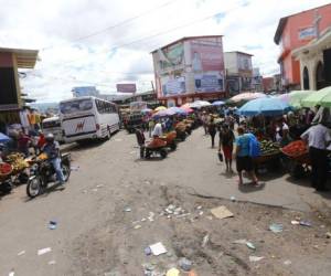 Los vendedores ambulantes que permanecen en el interior del mercado Zonal Belén serán reordenados. Foto: Emilio Flores/EL HERALDO.