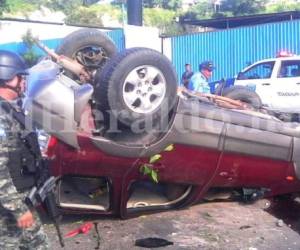 La camioneta quedó con las llantas hacia arriba y parcialmente destruida, foto: Osman Zepeda.