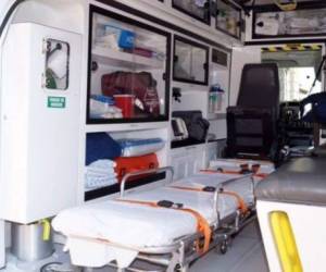 En las bases técnicas de la ambulancia se establecen especificaciones como el equipamiento con camilla, oxigeno, lámparas, es decir equipo médico básico para la atención al paciente.