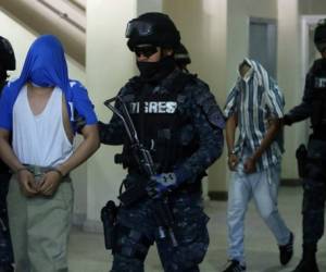 Los menores salieron de Medicina Forense con los rostros cubiertos por las camisas que portaban y custodiados por la Policía.