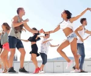 Antes de bailar en casa no olvide vestir ropa cómoda y calzado deportivo.