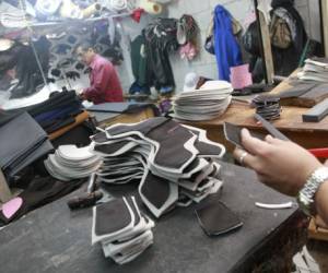 La producción en los talleres de calzado ha disminuido por la falta de pedidos por las tomas de carreteras. Foto: Alejandro Amador/EL HERALDO.
