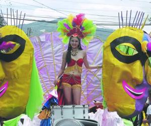 La belleza de la mujer sanmarqueña sobresalió en el desfile de carrozas.