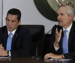 El jefe de Gabinete, Alvaro Alemán, a la derecha, y el vicecanciller Luis Hincapié dan una rueda de prensa en relación con los 'papeles de panamá'.