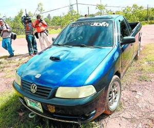Jorge Banegas Andino se transportaba en este pick-up Volkswagen, que presenta un disparo en la puerta del pasajero.