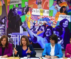 La líder demócrata de la Cámara Nancy Pelosi (2L) mientras habla con jóvenes inmigrantes protegidos por DACA y líderes comunitarios como Angelica Salas, Directora Ejecutiva de CHIRLA (L), Lucille Roybal-Allard (2R), Cámara de Representantes de Estados Unidos (2R) y Judy Chu, La Cámara de Representantes de los EE. UU. Mira durante la reunión en Los Ángeles, California, el 18 de octubre de 2017.