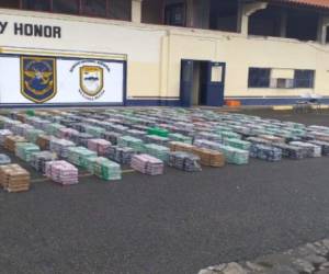 El mensaje de Twitter de la fiscalía panameña está acompañado con una foto que muestra una gran cantidad de paquetes clasificados y forrados con plásticos de diversos colores en una sede policial.