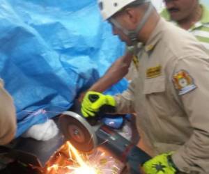 Los bomberos emplearon herramientas una sierra eléctrica para poder retirar la mano del molino. (Foto: El Heraldo Honduras/ Noticias Honduras hoy)