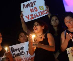 Las mujeres pararon durante una hora sus labores en oficinas privadas y públicas contra los feminicidios en Buenos Aires (Foto: Agencia AFP)