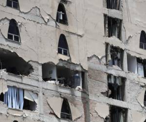 Un terremoto de gran alcance sacudió a México, causando que los edificios cedieran en la capital justo en el aniversario de un terremoto de 1985 que causó grandes daños. (Foto de AP / Rebecca Blackwell)