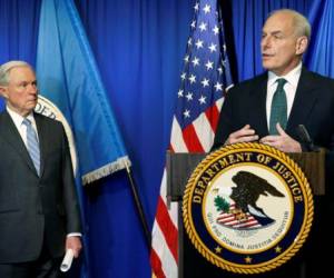 El Secretario de Seguridad Nacional John Kelly, a la derecha, habla, mientras que el fiscal general Jeff Sessions escucha después de que ambos recorrieron los puertos de entrada en El Paso, Texas, y se reunió con personal del Departamento de Justicia y del DHS. Foto: Agencia AP.