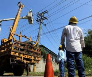 Las cuadrillas de la Empresa Energía Honduras (EEH), estarán trabajando en el matemiento de circuitos y reparación de cableado dañado. Foto EL HERALDO