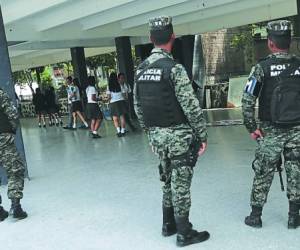 Los elementos de la Policía Militar custodian pasillos del Central.