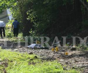 Los cadáveres de las víctimas quedaron en el kilómetro 67 de la carretera al sur de Honduras, fotos: Alex Pérez / EL HERALDO.