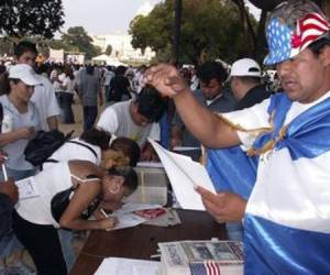 El representante por Illinois dijo a reporteros que su meta es recoger la mayor cantidad de firmas a favor de la protección conocida en inglés como TPS antes de que Obama acuda al Congreso el martes 12 para el último discurso sobre el Estado de la Unión que pronunciará durante su mandato.