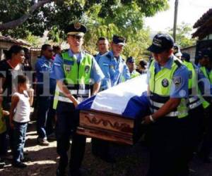 El director de Transito, Leonel Sauceda acompaño a la familia del agente en los honras fúnebres (Foto: Gabriela Rajo/ El Heraldo Honduras/ Noticias de Honduras)