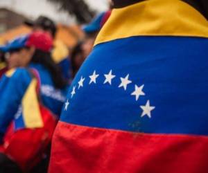 Al menos 50 gobiernos reconocen al líder opositor Juan Guaidó como presidente interino de Venezuela, por considerar que la reelección de Maduro en 2018 fue fraudulenta.