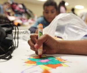Voluntarios de la Iglesia Católica en Texas ayudan con la atención de los niños hondureños y centroamericanos que se encuentran albergados en Estados Unidos. (Foto: Alex Pérez)