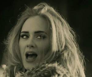 Adele llora al escuchar ‘Hello’ en la radio.