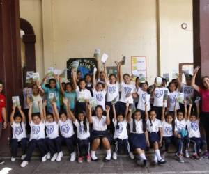 Las niñas del CEB República de Argentina al culminar la charla de COACEHL.